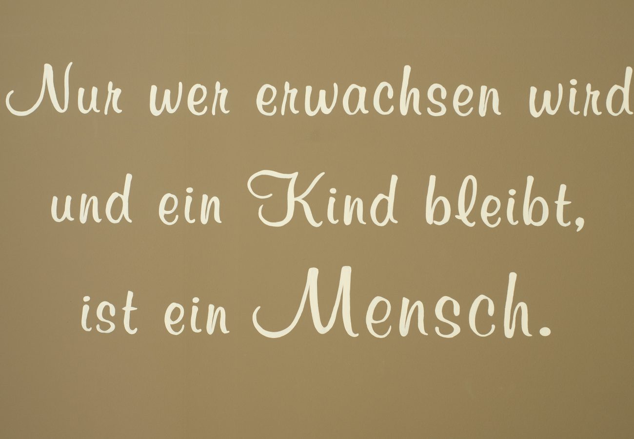 Nur wer erwachsen wird und ein Kind bleibt, ist ein Mensch